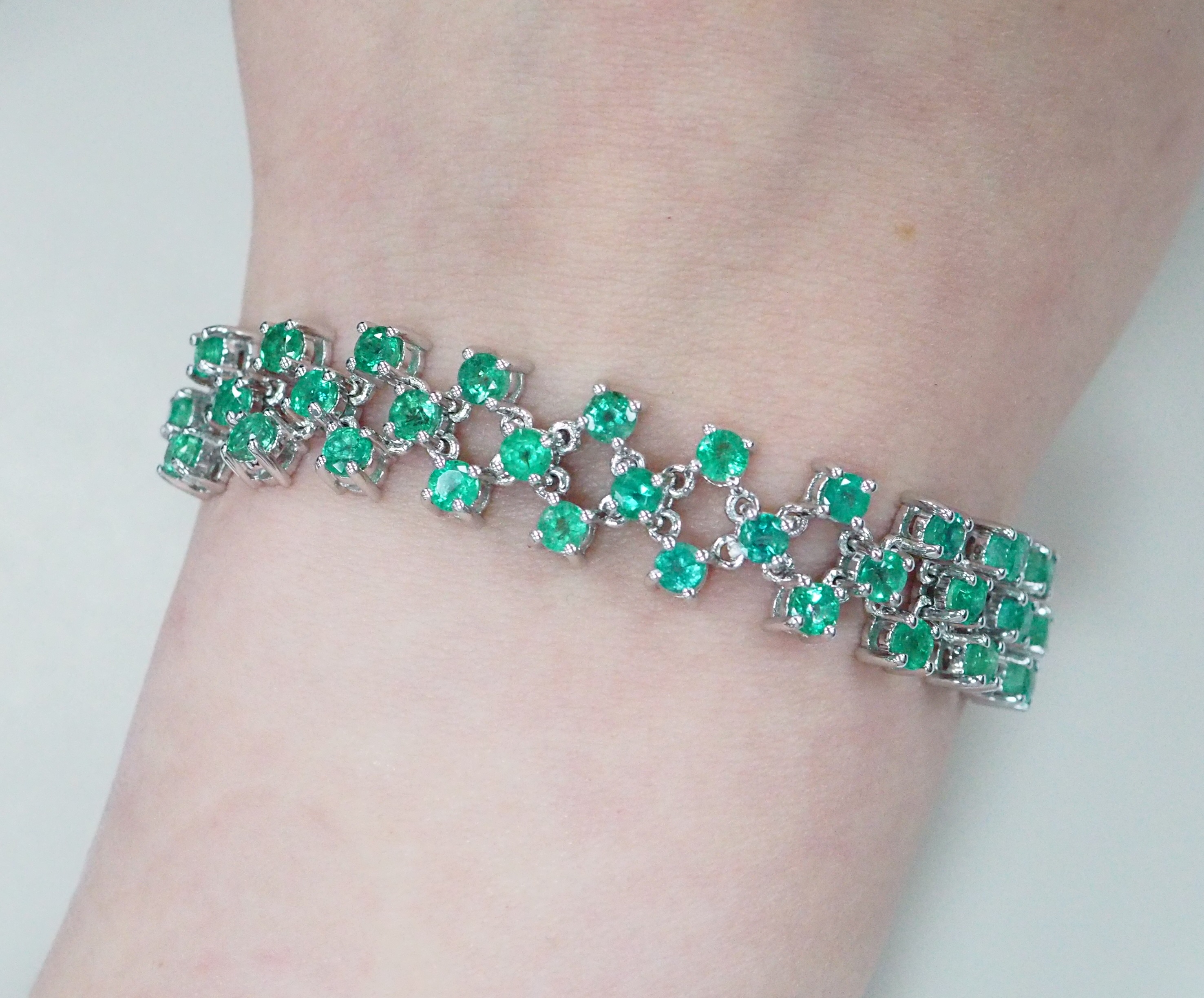 Серебряный браслет с изумрудами